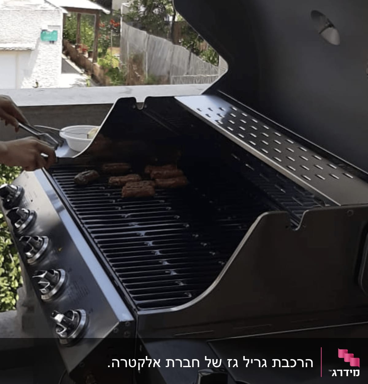 גריל גז עם בשר נצלה על המרפסת